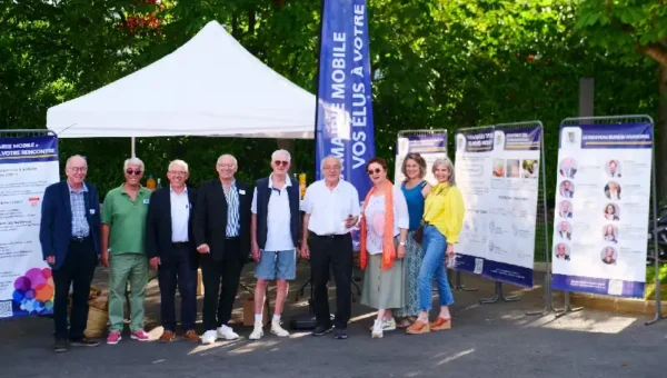 Groupe d'élus lors de la mairie mobile à Bailly un jour de marché