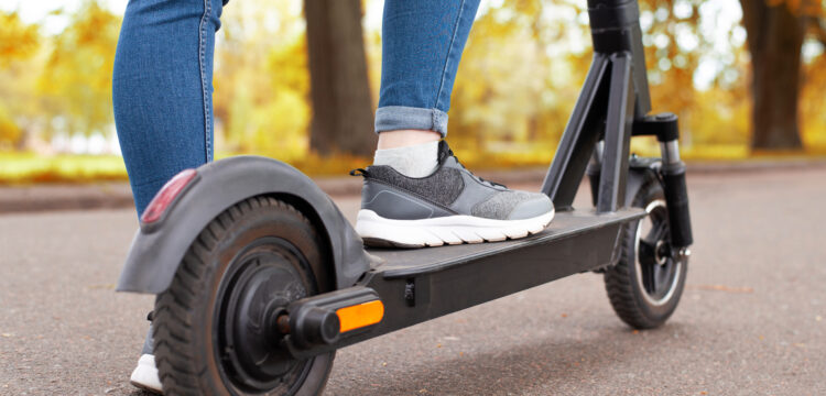 Trottinettes électriques : casque et gilet obligatoires